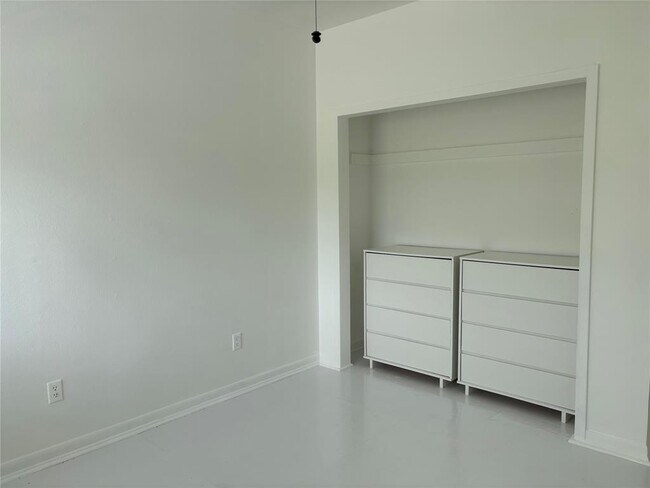 Building Photo - 338 Sailmaster St