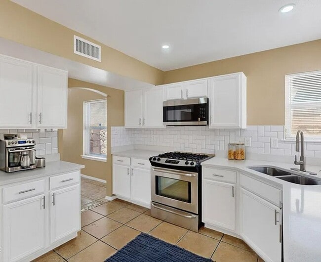 Building Photo - 4 BEDROOM 3 BATHROOM HOME! fully remodeled...