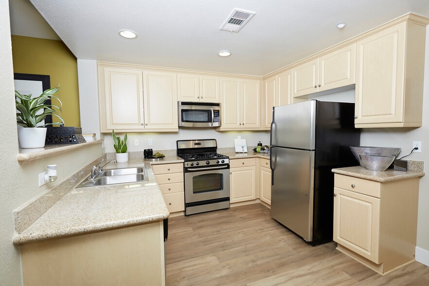 Building Photo - The Enclave