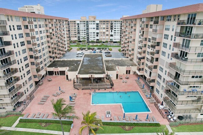 Building Photo - 1147 Hillsboro Mile