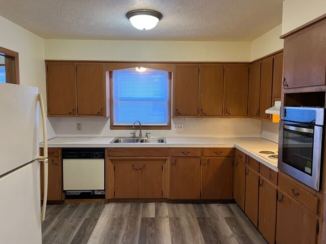 Building Photo - ADORABLE 3 BEDROOM HOUSE- FENCED BACK YARD