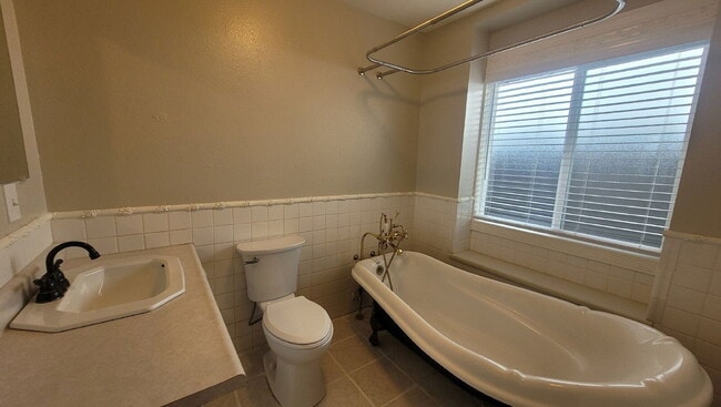 Building Photo - 643 NE Channon Ave