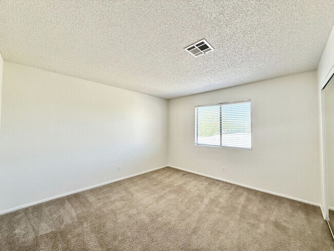 Building Photo - AVAILABLE NOW!! 3 Bedroom 2 Bathroom Upper Level Unit in Cathedral City!