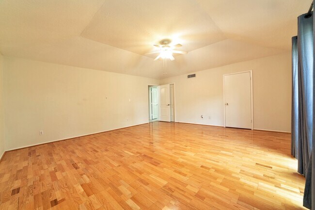 Building Photo - 5822 W Bellfort Ave