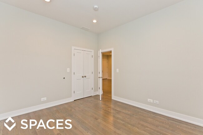 Building Photo - 849 W Lill Ave