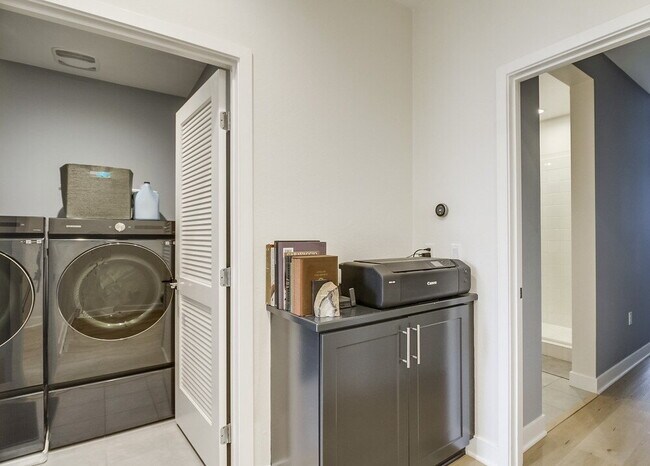 Building Photo - Welcome to your modern La Mesa townhome wi...