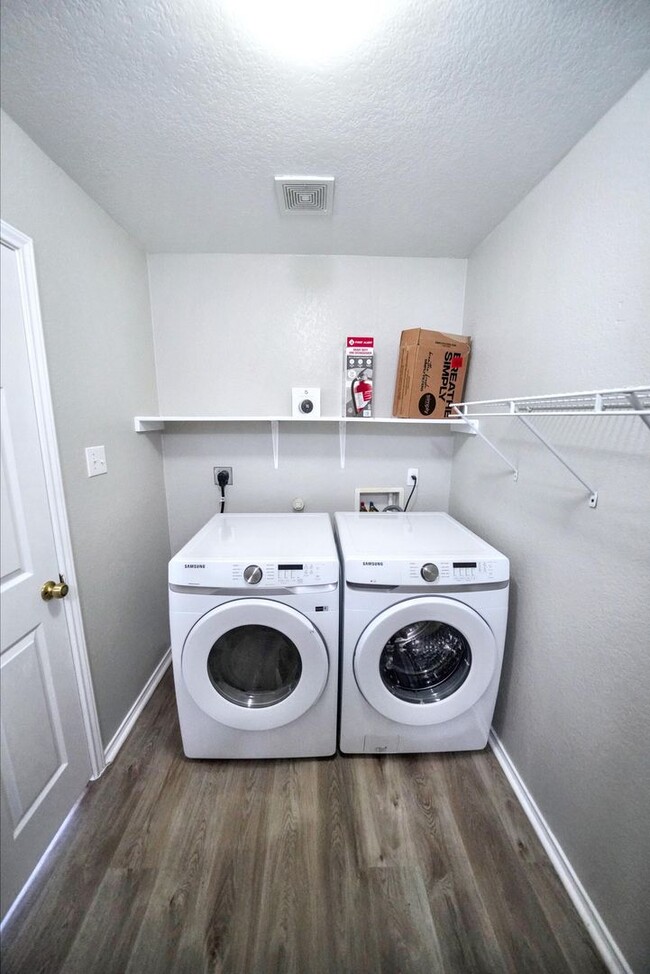 Building Photo - Stunning 4-Bedroom, 2.5-Bathroom Home in L...