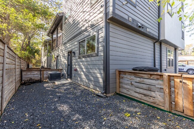 Building Photo - 130 Rose Ln