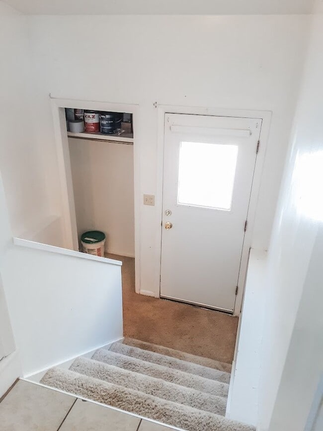 Building Photo - PET FRIENDLY 3 BED/ 2 BATH WITH GARAGE