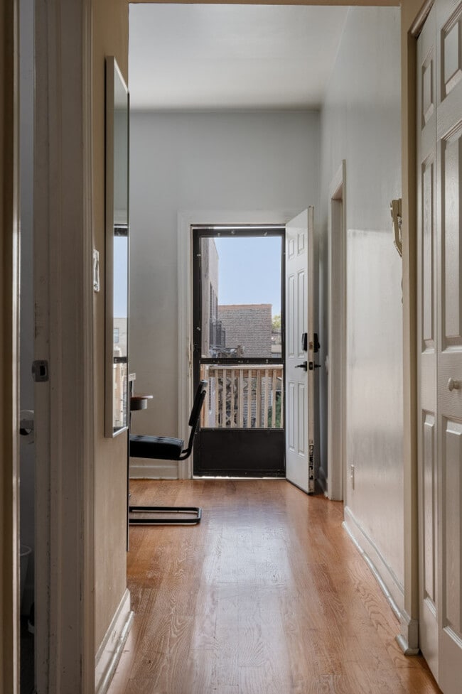 Building Photo - 906 N Damen Ave