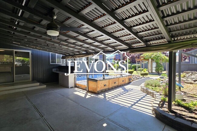 Building Photo - Energy-Efficient 3BR/2BA in Yakima w/ EV Charger & Private Backyard Porch