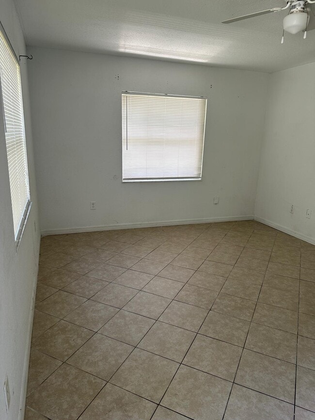 Building Photo - 5106 Sanibel Ave