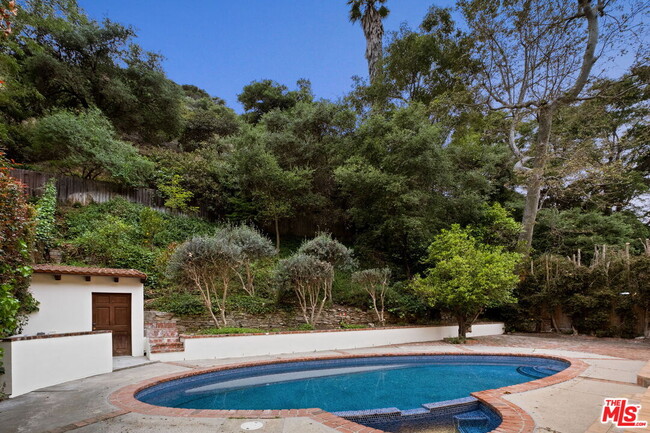 Building Photo - 1955 Benedict Canyon Drive