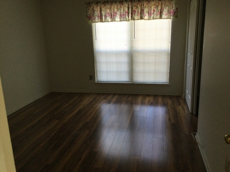 Building Photo - 209 Foxmeadow Dr