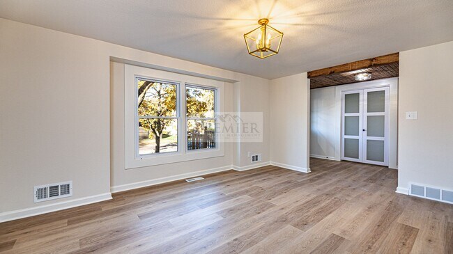 Building Photo - 9841 Melrose Dr