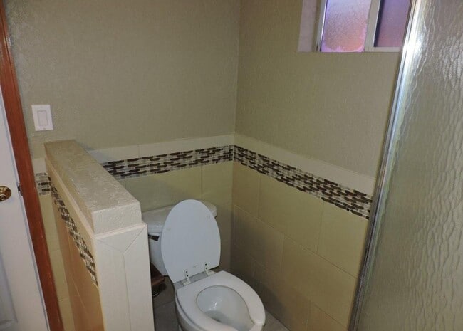Building Photo - Spacious 3bed 2bath with Large Backyard!