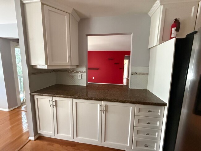 Building Photo - 2 Bedroom, 1.5 Bath, Pet Friendly Gas Heat Outside porch