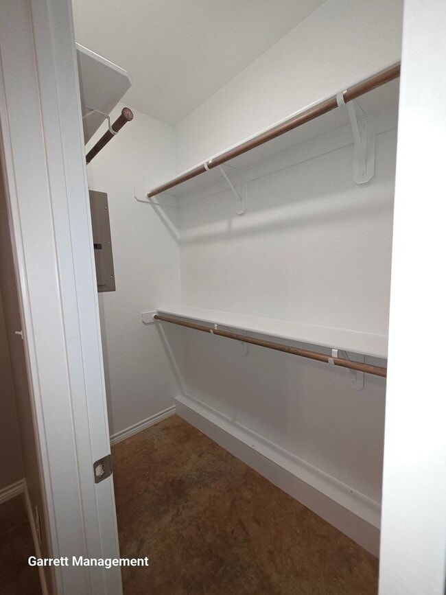 Building Photo - 1/1 House in the Country