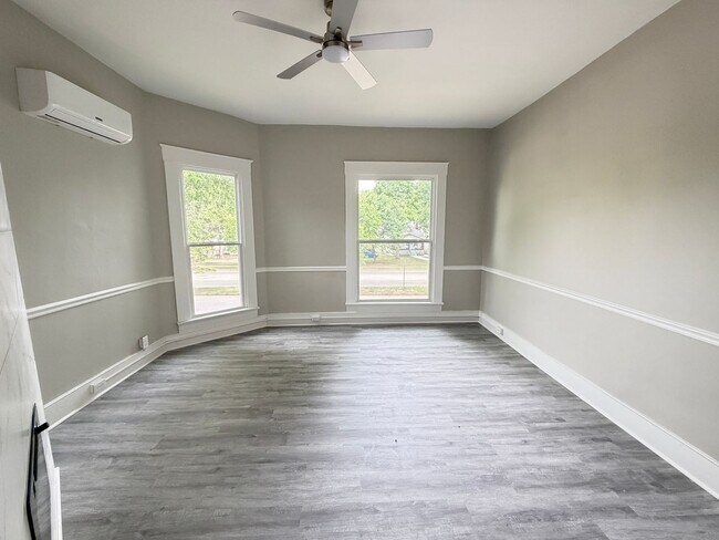 Building Photo - Huge 4 Bed and 2.5 Bath Home!