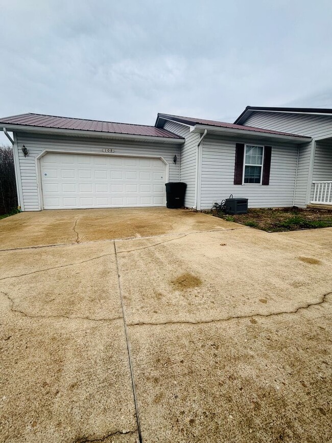 Building Photo - 4Bedroom,/2 Bath Home close to base