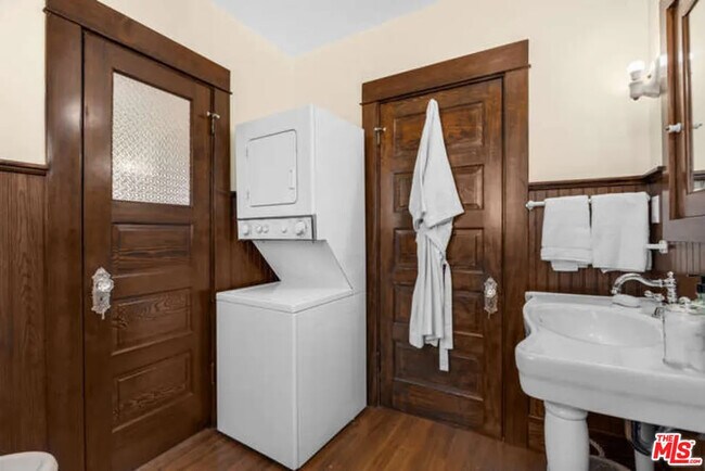 Building Photo - 850 Laveta Ter