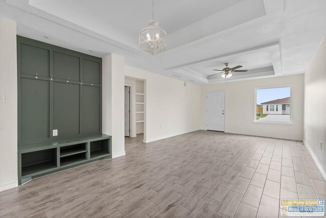 Building Photo - 690 Seminole Ln