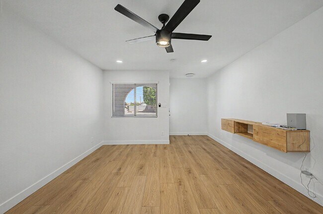 Building Photo - 2303 E Inverness Ave