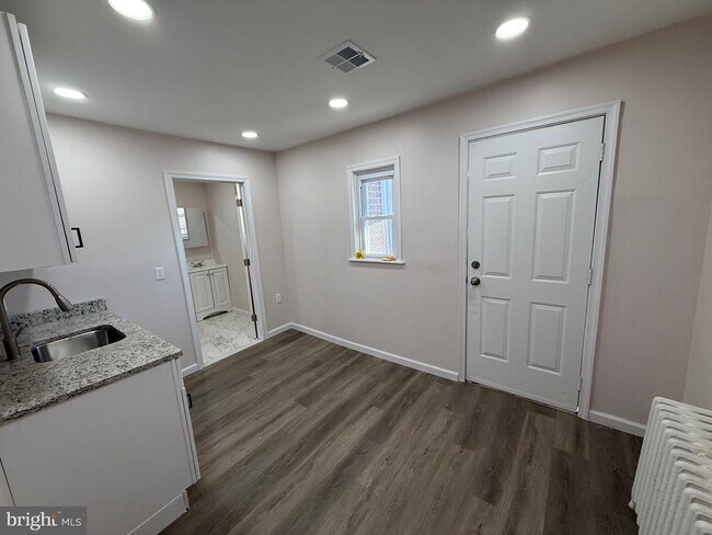 Building Photo - 2537 E Auburn St