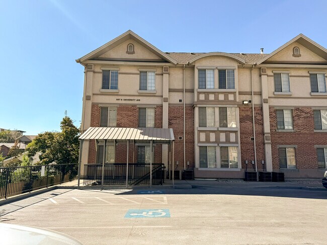 Primary Photo - 567 N University Ave