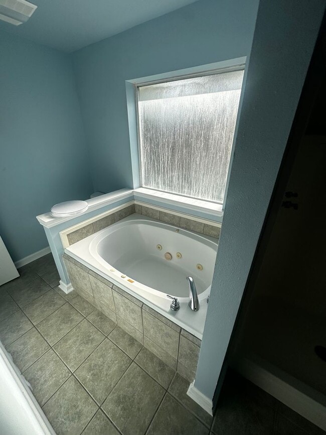 Building Photo - Quiet Neighborhood Living