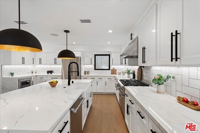 Building Photo - 15655 Castlewoods Dr