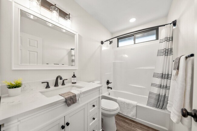 Building Photo - Fully Furnished 3 bedroom home where elegance meets cozy!