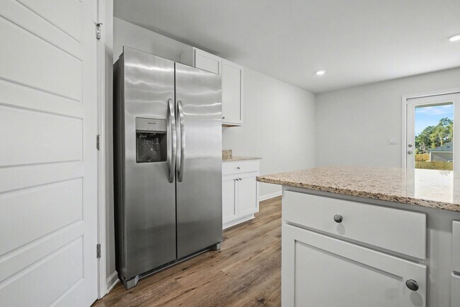 Building Photo - 4000 Cottage Farm Rd