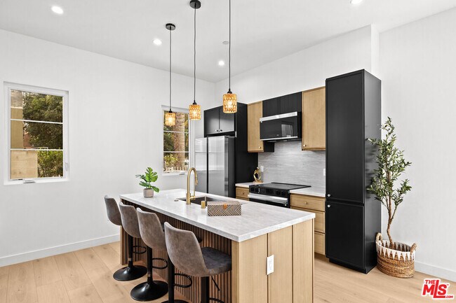 Building Photo - 2324 S Dunsmuir Ave