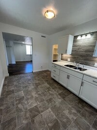 Building Photo - Recently Updated 2 Bed/1 Bath Upper Level Duplex Near Downtown!