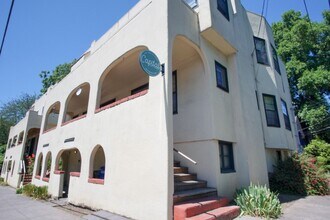 Building Photo - Jaw-Dropping Corner 1 Bedroom in Buckman N...