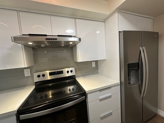 Building Photo - Extensively remodeled huge 1 bedroom/1.25 ...