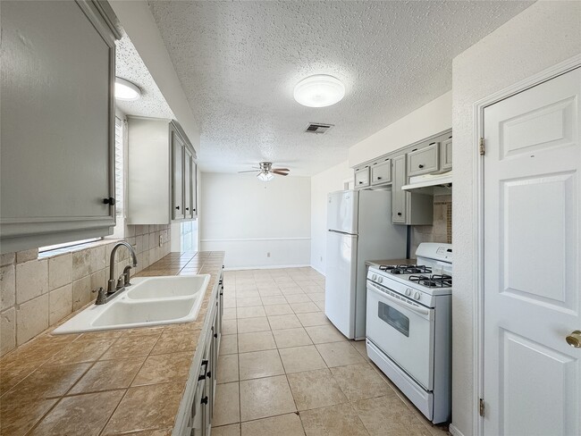 Building Photo - 1727 Junker St