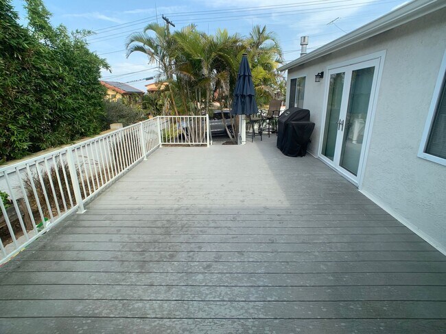 Building Photo - **Live the Ocean Beach Dream