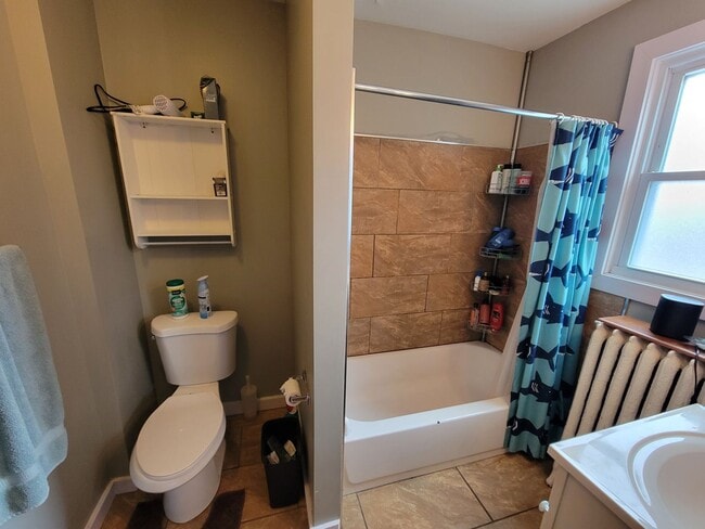 Building Photo - AVAILABLE JUNE -  4 Bed 1 Bath Townhome