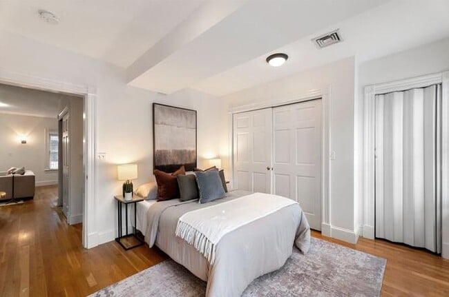 Building Photo - APARTMENT