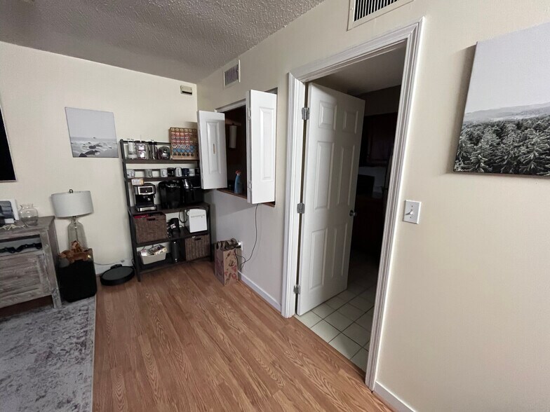 Building Photo - 147 Kelton St