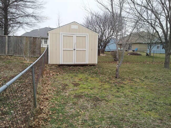Building Photo - fenced backyard