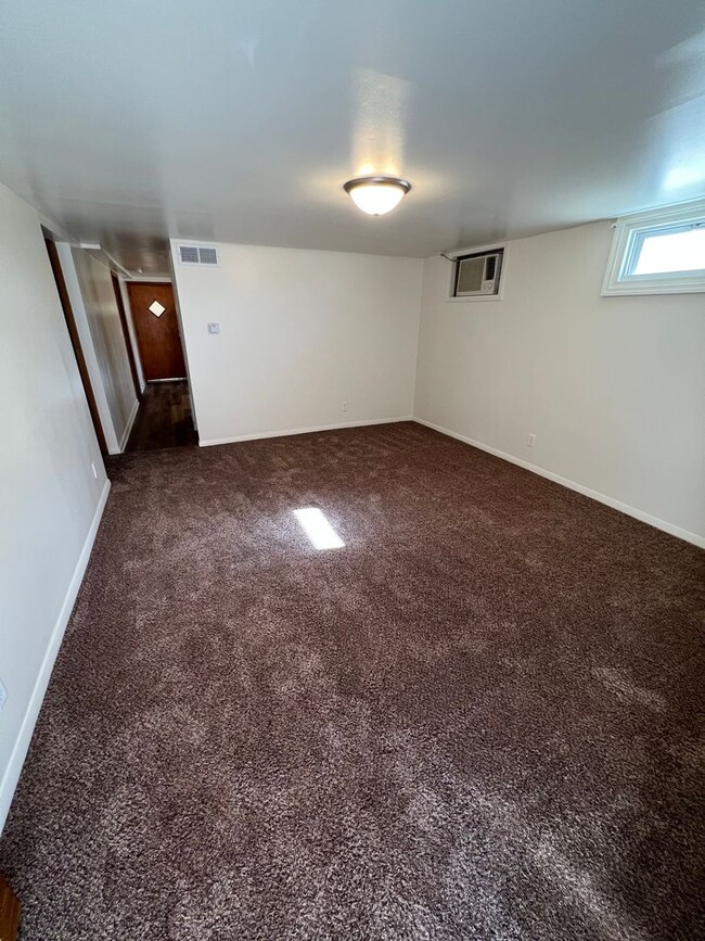 Building Photo - Remodeled 3 Bedroom 1 bathroom apartment