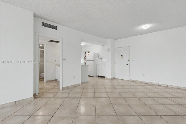 Building Photo - 500 Bayview Dr