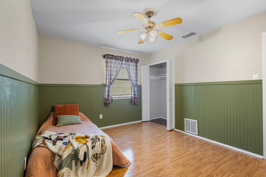Building Photo - 3808 Appletree Ln