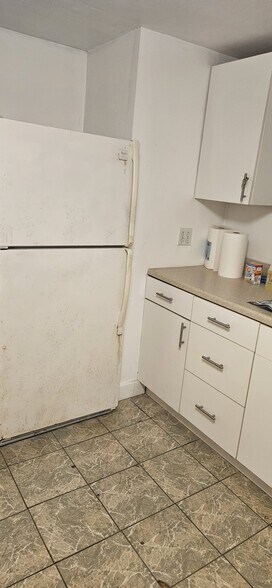 Building Photo - 10 Springdale St