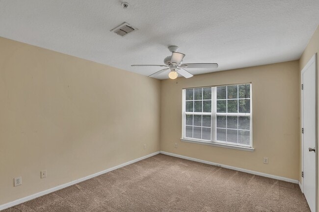 Building Photo - 1 bedroom/ 1 bathroom with one car garage ...