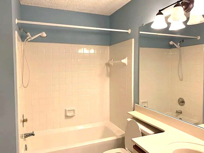 Building Photo - 12100 Greenway Ct