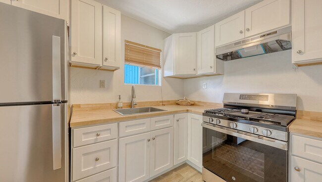 Building Photo - Completely Remodeled Home With Stunning Ri...